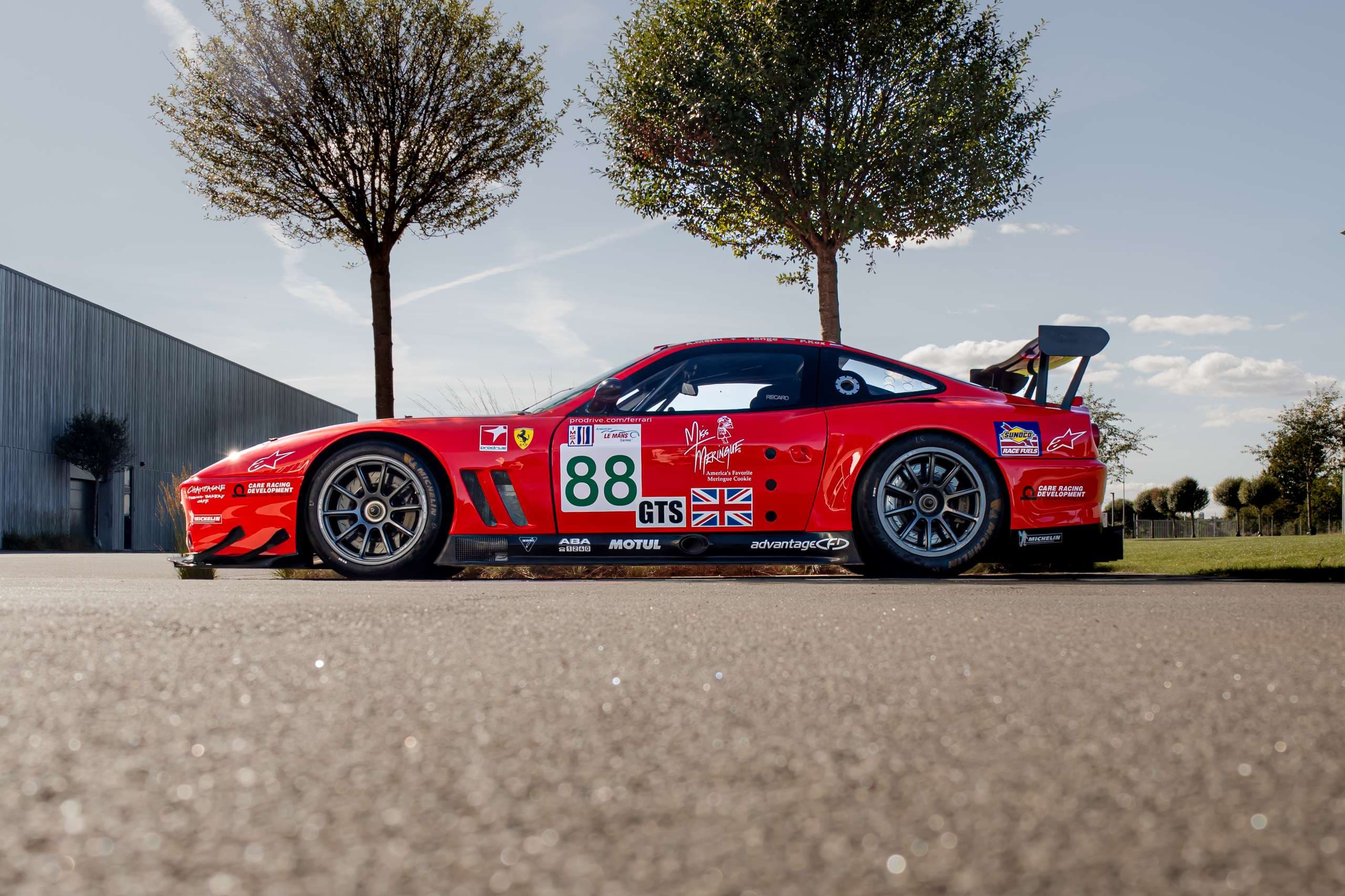 Legendární Ferrari z LeMans, které řídil Tomáš Enge bude v Praze!