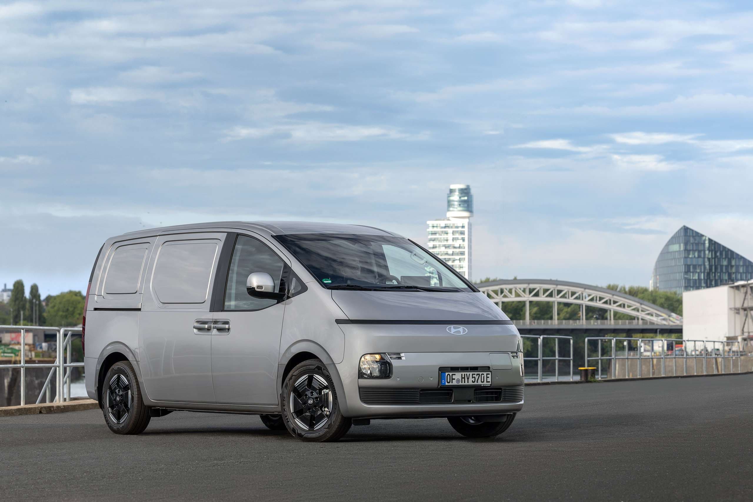 Tři europalety, tažná síla 2 000 kg a ultra rychlé nabíjení - Staria Cargo Electric!